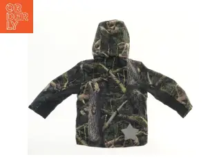 Jakke med skovcamouflage fra Molo (str. 116)