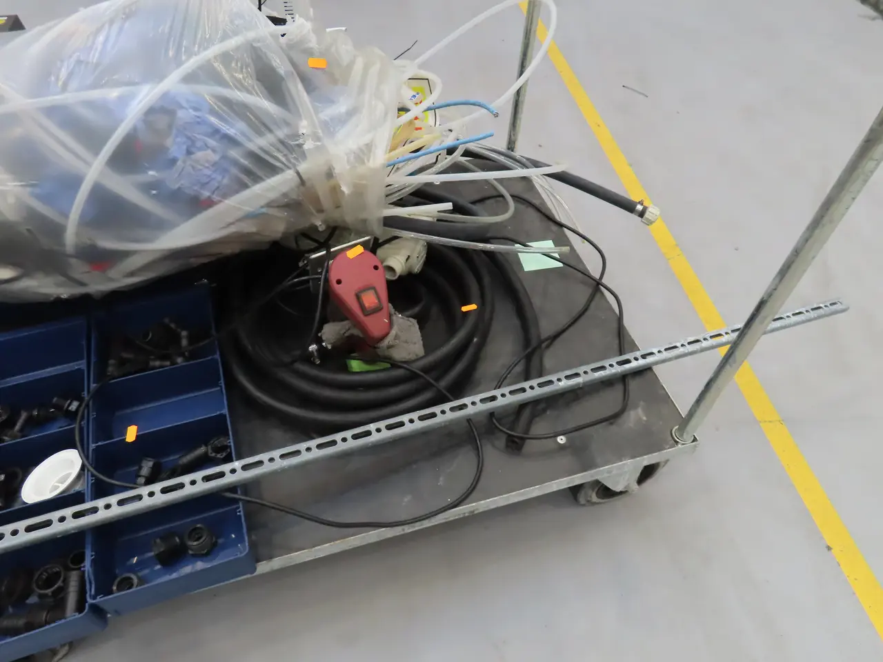 Billede 5 - Opbevaringsvogn med indhold bl.a. Adblue pumpe KABI
