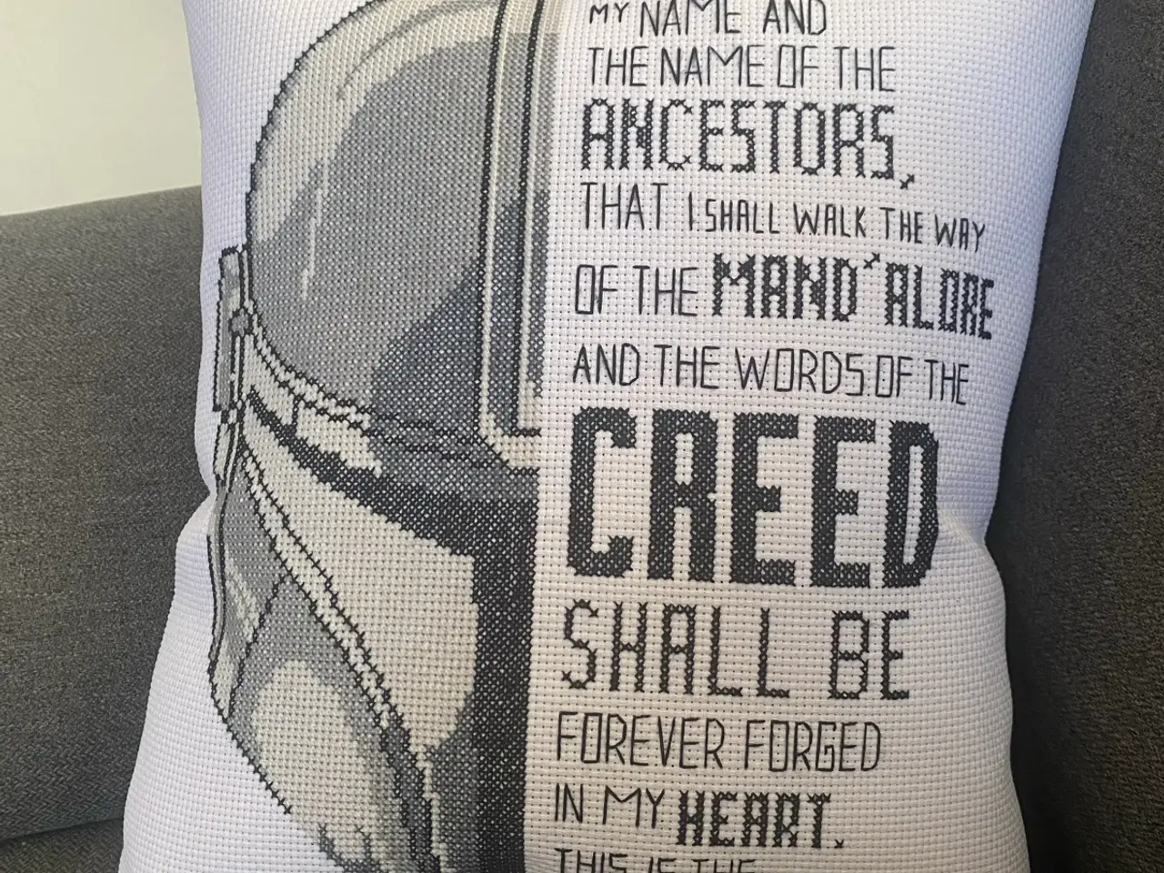 Billede 1 - Håndbroderet mandalorian pude