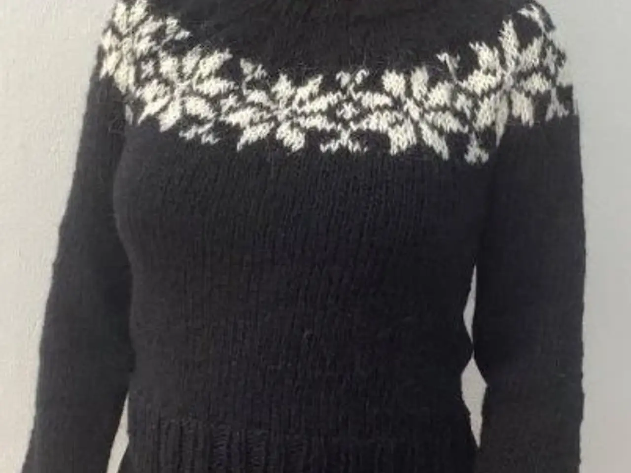 Billede 1 - Sarah Lund sweater med en stjernebort. Str. M