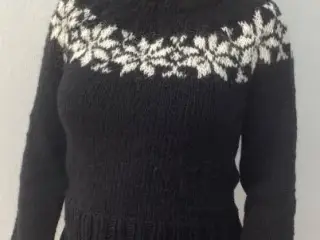 Sarah Lund sweater med en stjernebort. Str. M