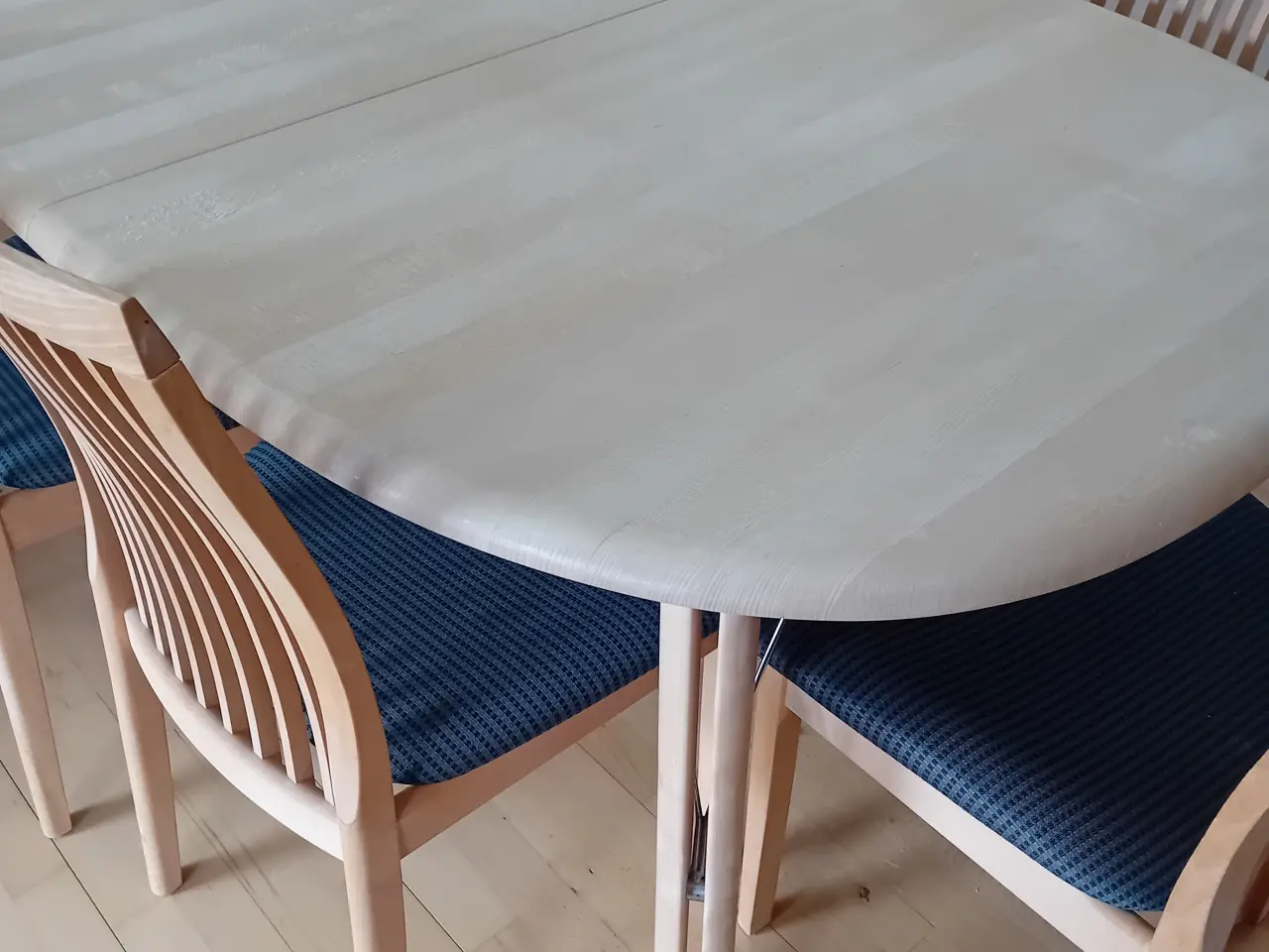 Billede 1 - Spisebord og seks stole, sæbebeh. bøg