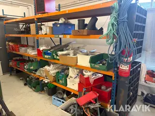 Reol med diverse rørfittings - blandet lot