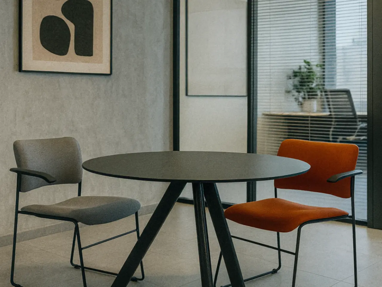 Billede 2 - HOWE 40/4 Stol – Orange med Sort Stel