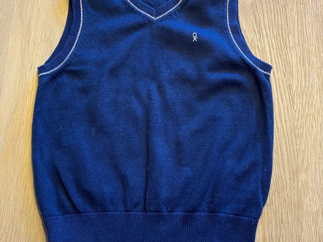 Billede 4 - Skjorte, sorte bukser, vest 110, Hummel jakke 110 