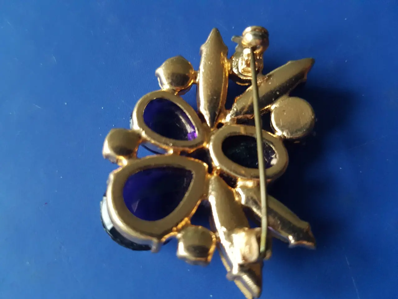 Billede 3 - Broche, forgyldt, med flotte stene
