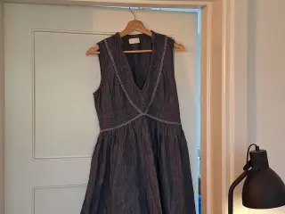 Ærmeløs kjole 