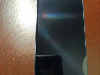 Blå iPhone 13 med blå cover 