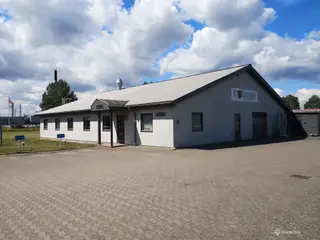 Lagerhal med port + kontor og toilet - synlig beliggenhed fra indfaldsvej