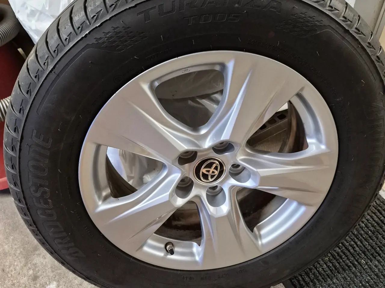 Billede 1 - Originale alufælge m. sommerdæk til Rav4 sælges