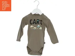 Brun body med bilprint fra Kids Up (str. 74)