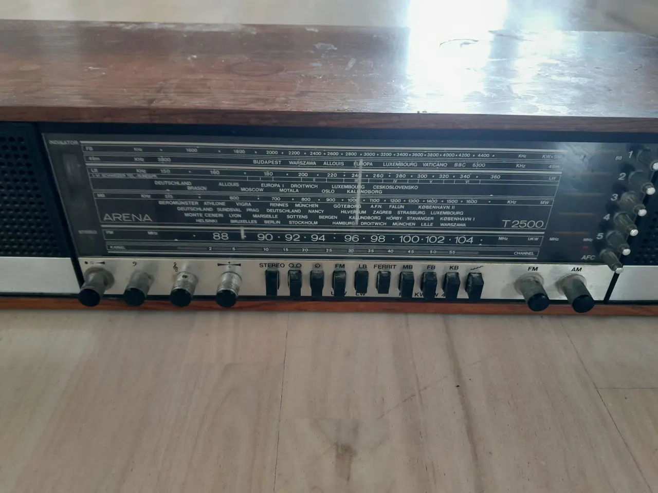 Billede 2 - Arena T2500H stereoradio i trækabinet