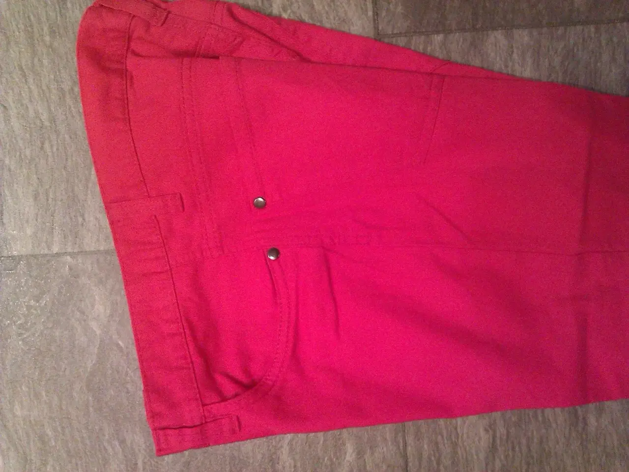 Billede 2 - Knaldrøde jeans til dreng. 