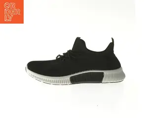 Sort striksneaker fra Crosshatch (str. 39 )