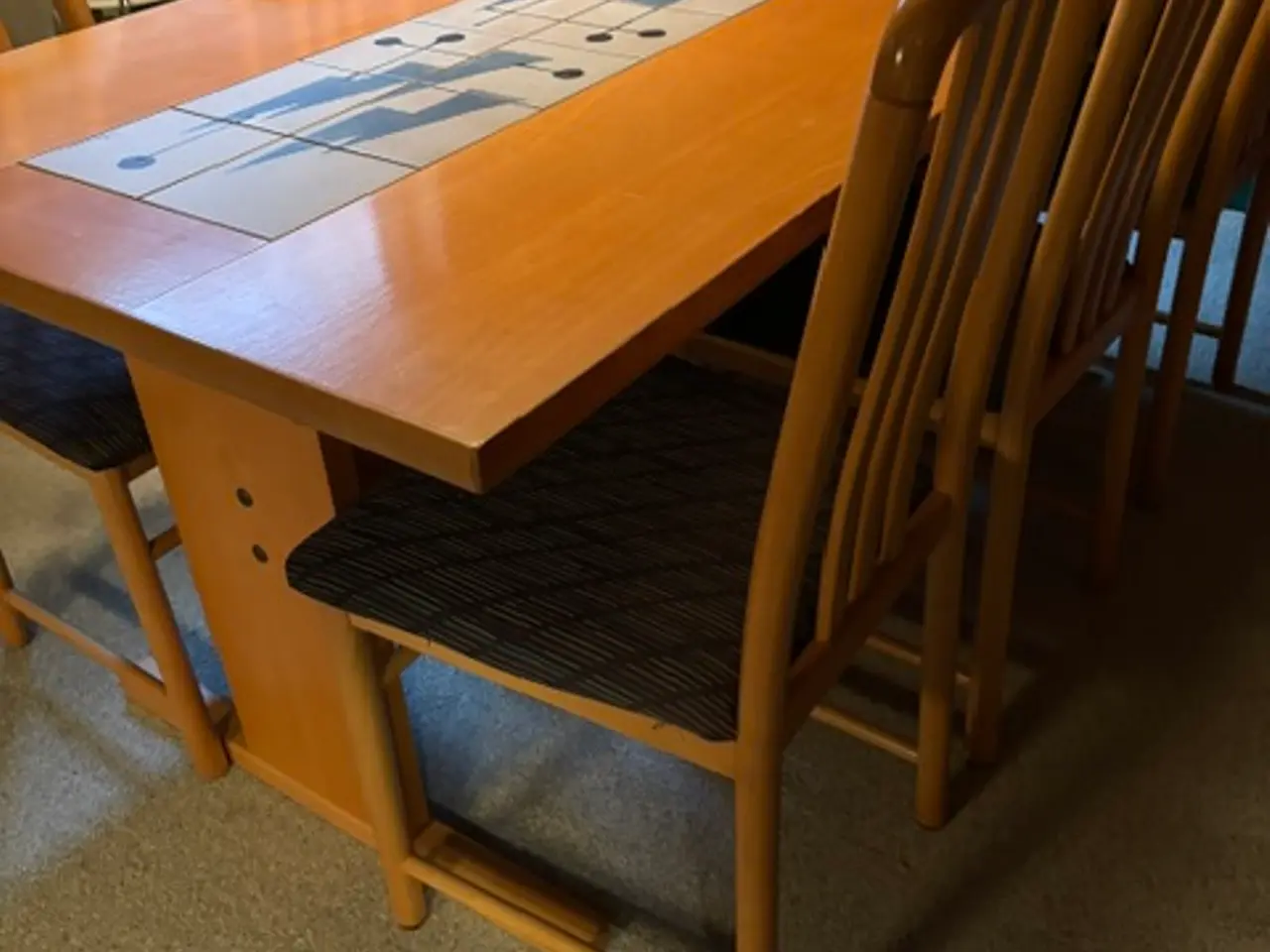 Billede 1 - Spisebord i lakeret bøg med kakler og 6 stole