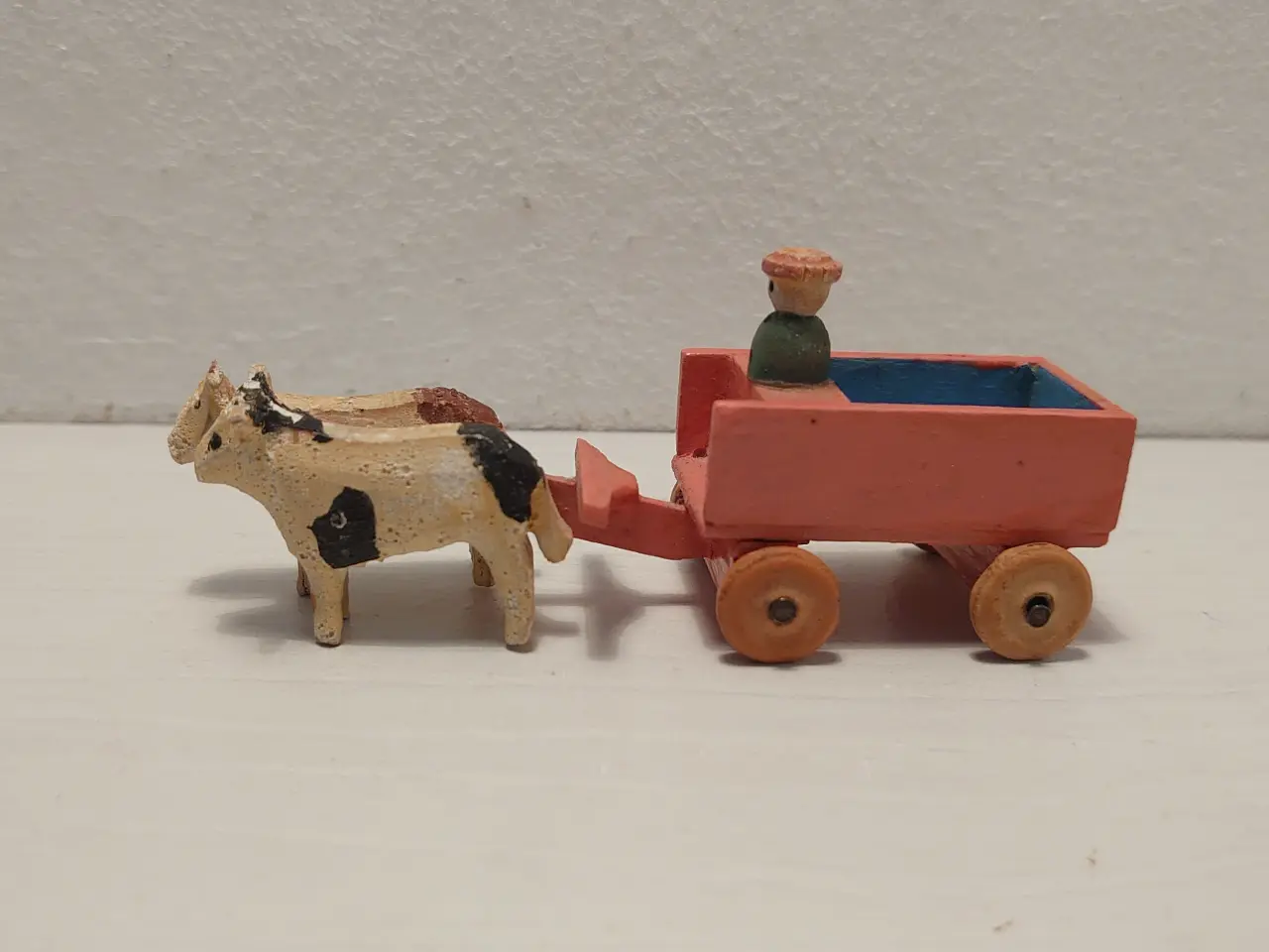 Billede 1 - Erzgebirge vogn oksetrukket med kusk. L.9,5cm