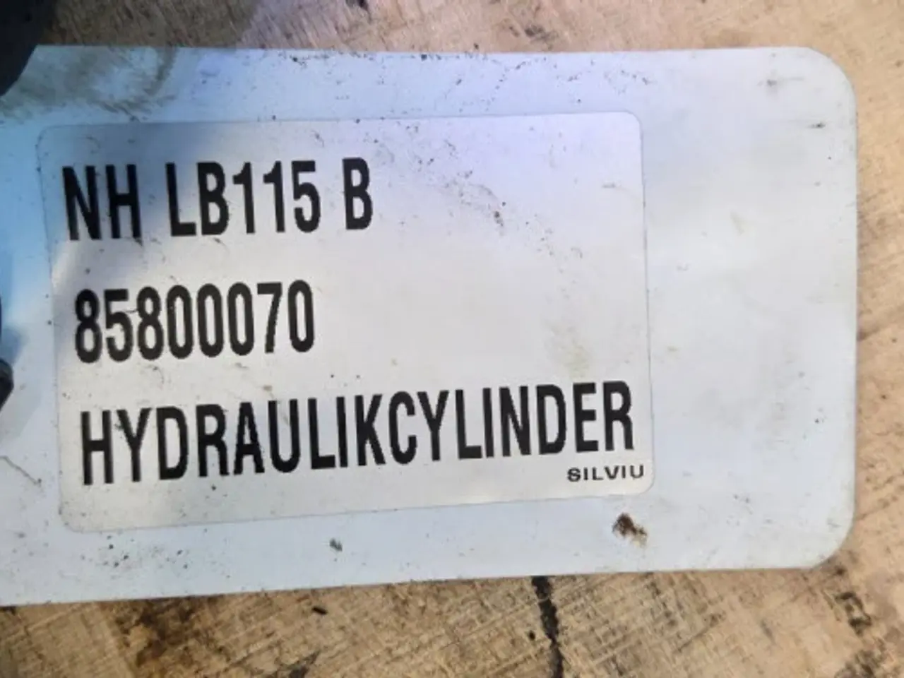 Billede 16 - New Holland LB115B Cylinder 85800070