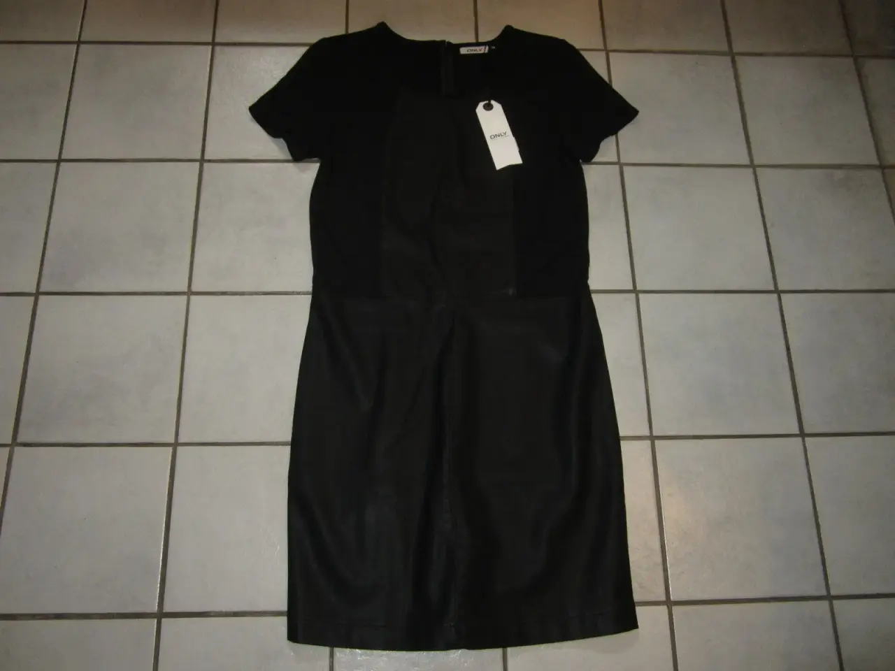 Billede 2 - Elegant Sort Kjole m Skind Ny