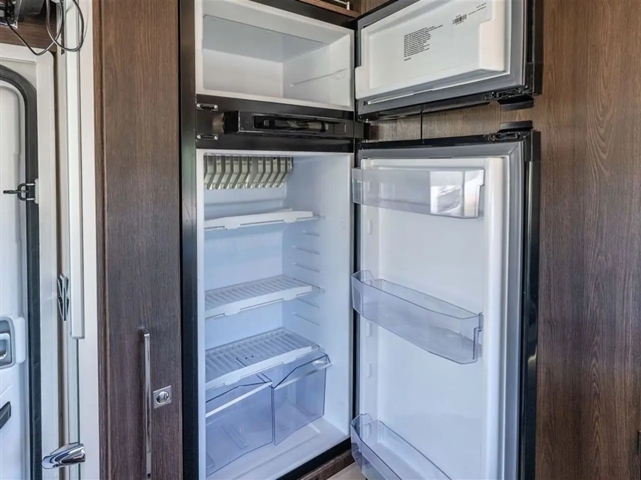 Billede 20 - 2022 - Benimar Tessoro 488 NK Rummelig camper med face-to-face siddegruppe