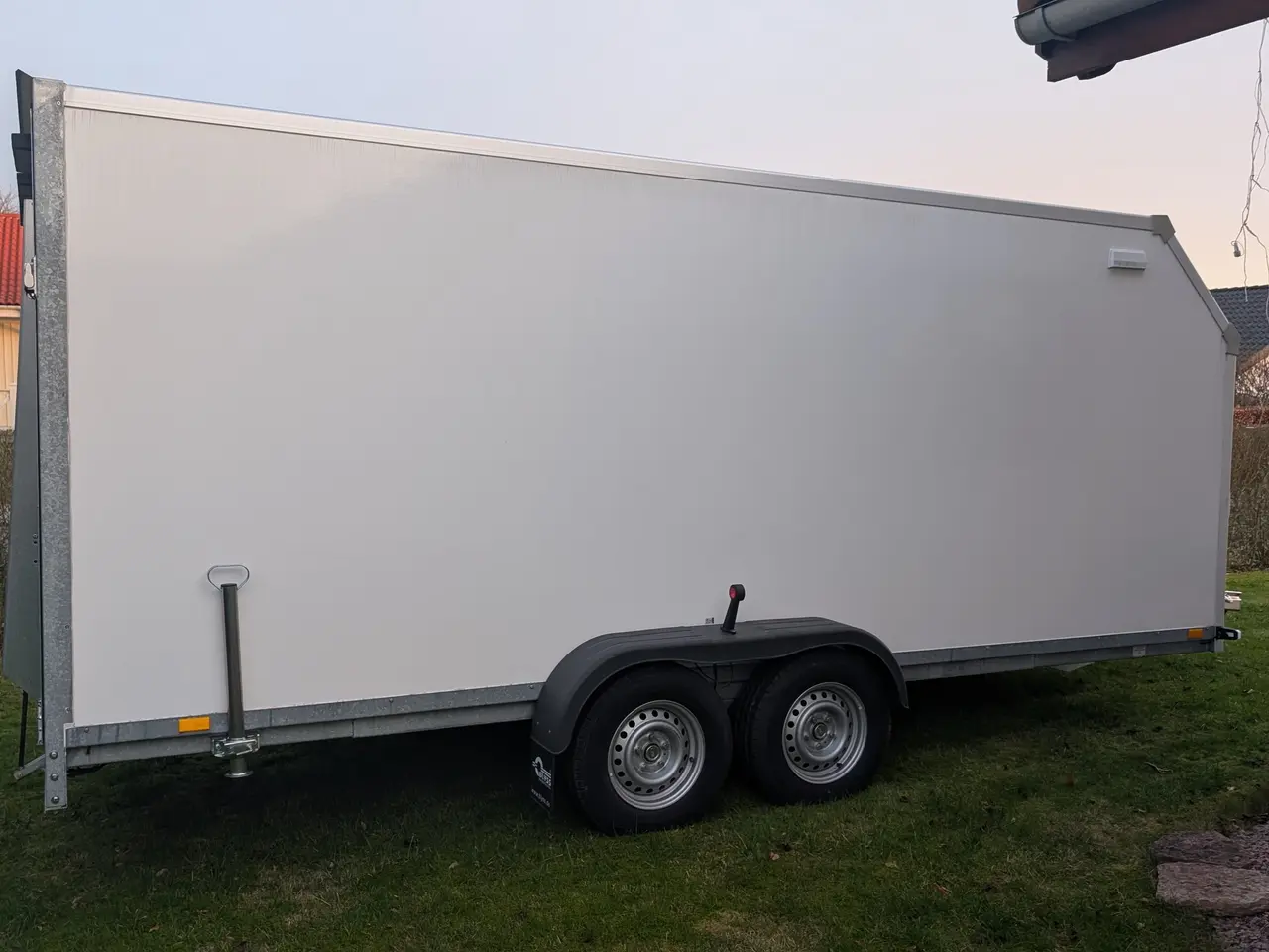 Billede 2 - Kæmpe 5 m lukket flyttetrailer rampe aerofront