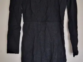 Sort kjole med lange ærmer 