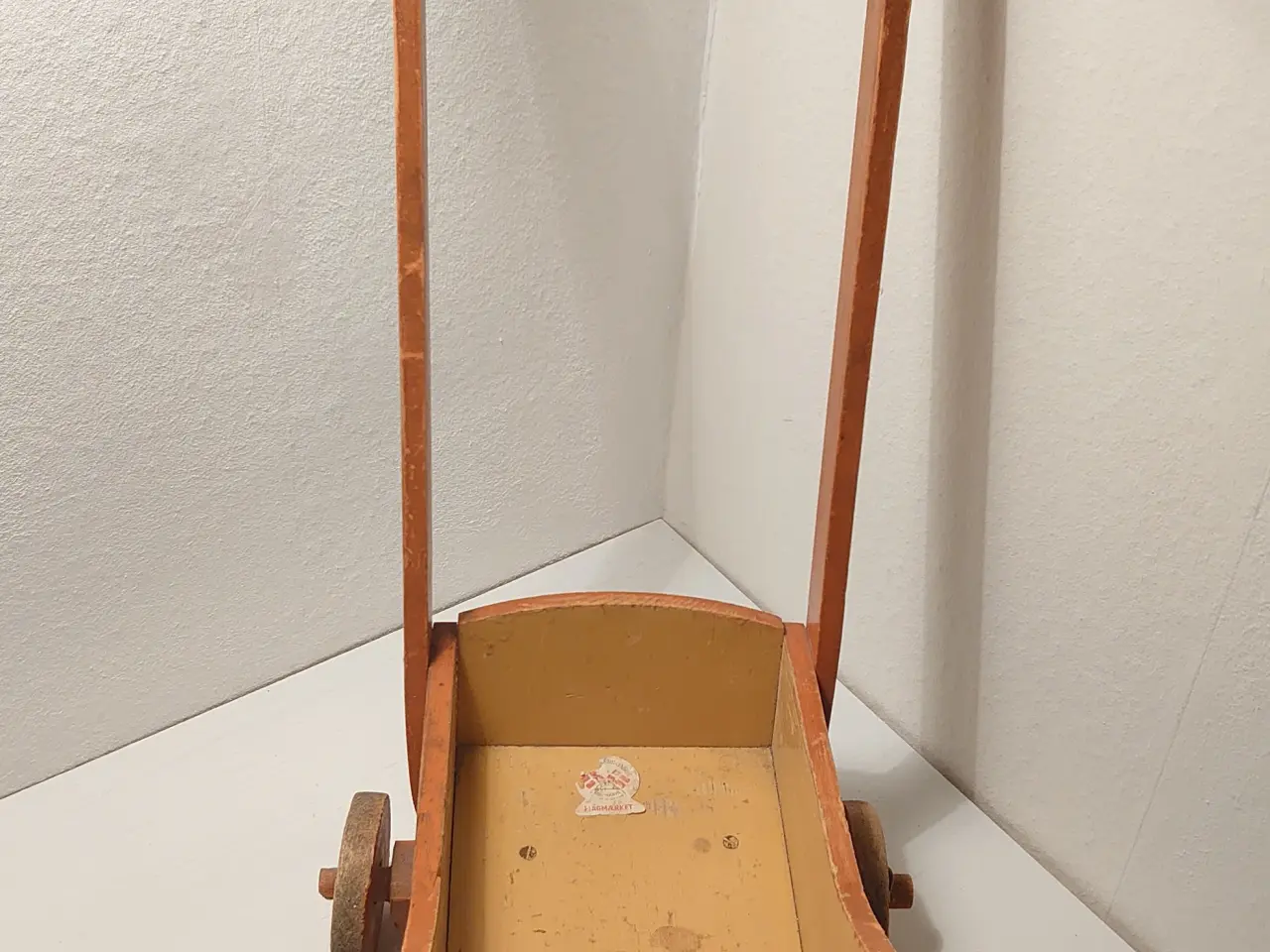 Billede 3 - Fængselslegetøj:Flagmærket legevogn ca. 1940 