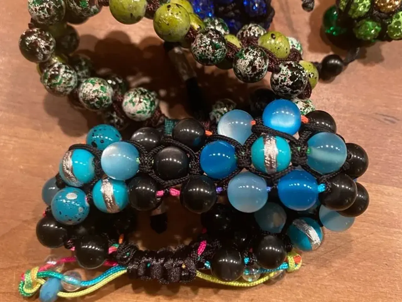 Billede 5 - Flotte nye knyttede armbånd