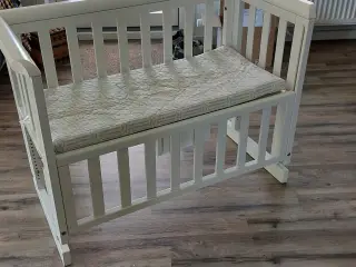 Troll bedside crib
