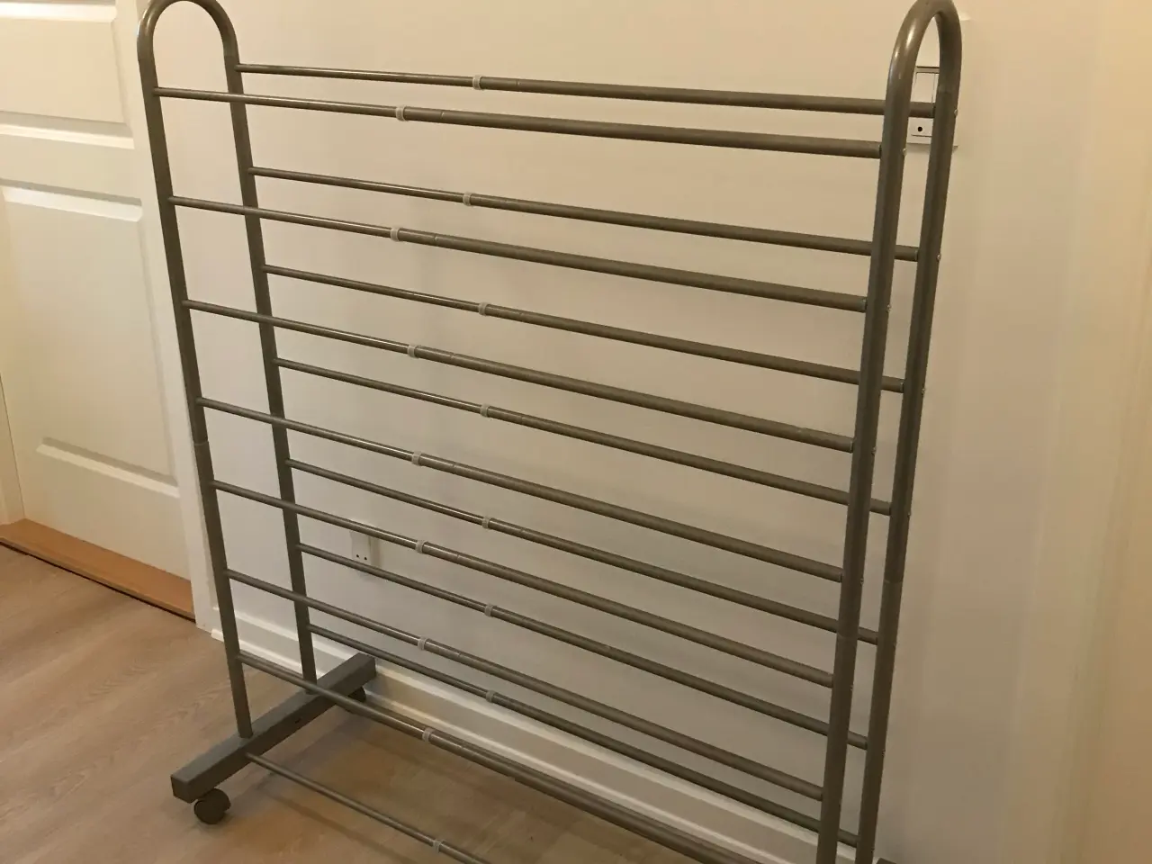 Billede 3 - SOLIDT METAL-SKOSTATIV med udtræk.