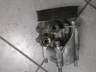 land rover defender servopumpe