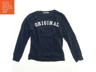 Langærmet trøje med tekst fra H&M (str. 140)