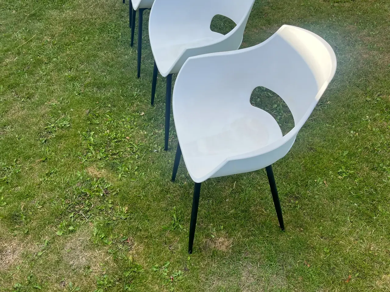 Billede 1 - Havestole x 4 i hvid plast med sorte ben .