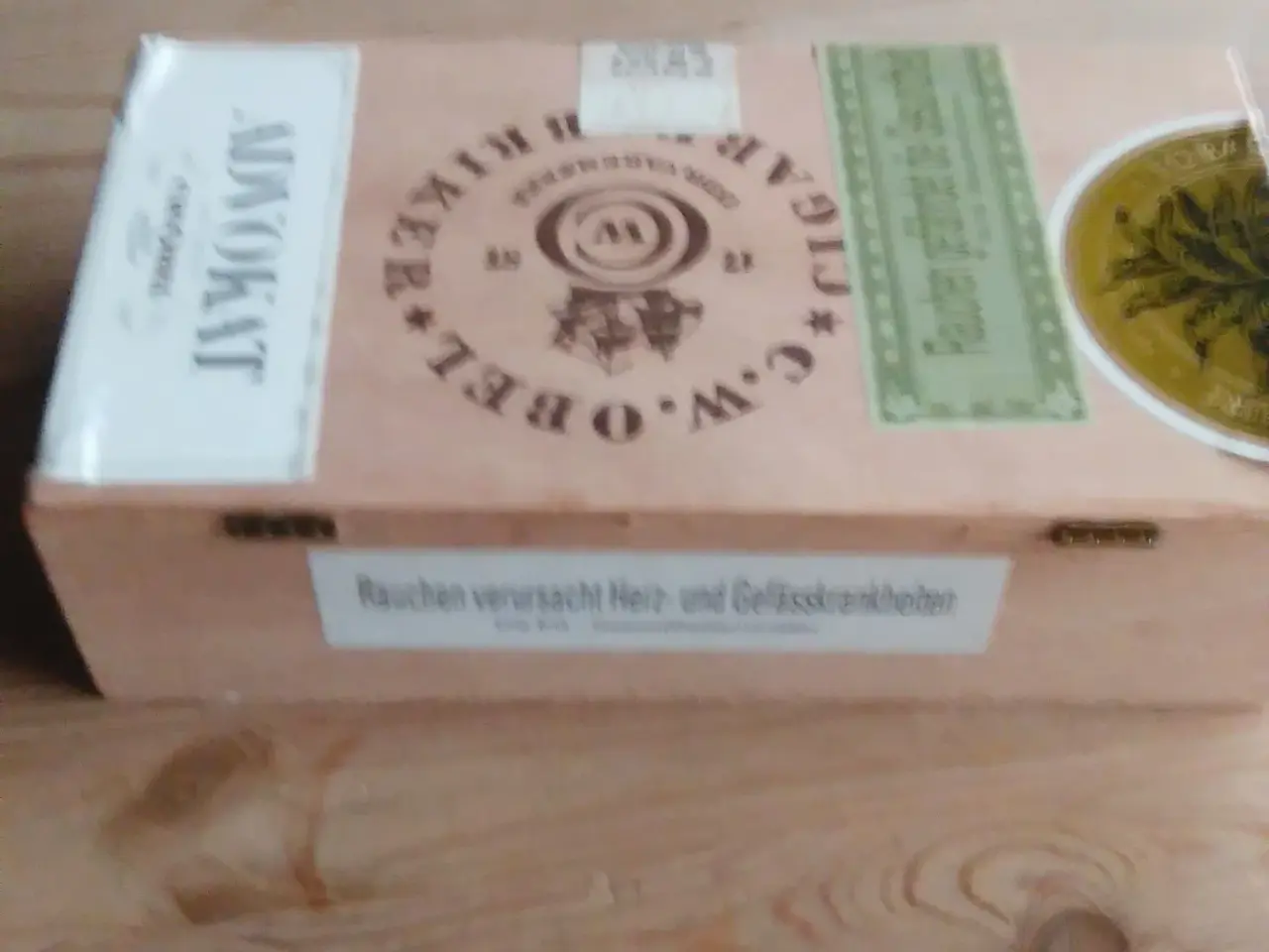 Billede 1 - Cigarkasse med indhold