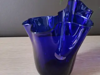 Flot blå tulipan vase fra Anker Iversen