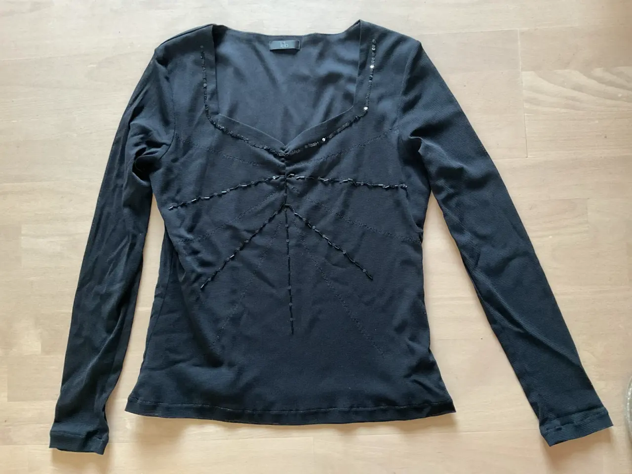 Billede 1 - Selskabstøj KELO bluse med perler og bukser