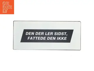 Metalskilt med citat fra La Finesse (str. 30,5x13 cm)