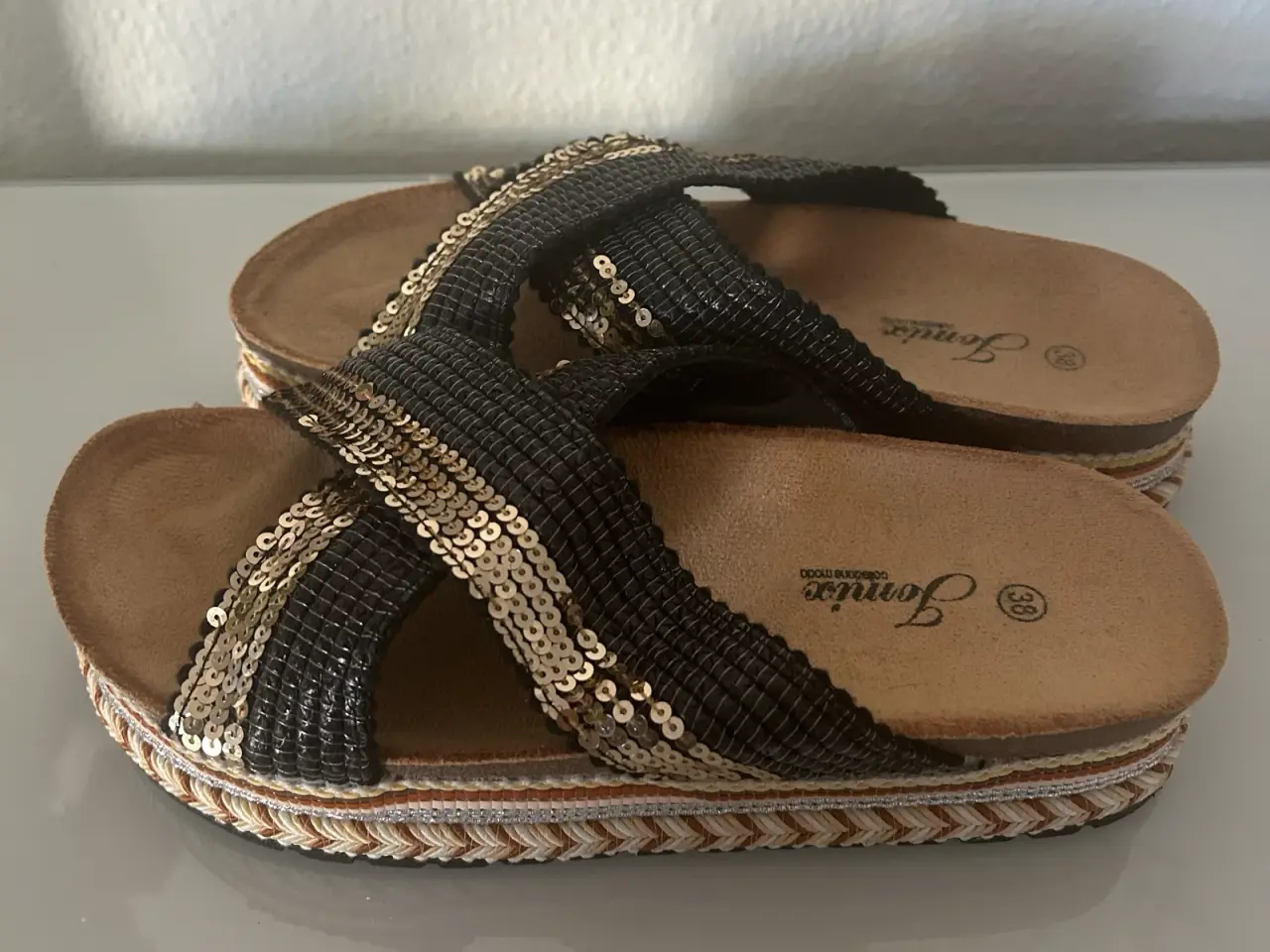 Billede 2 - Sandaler i sort og guld