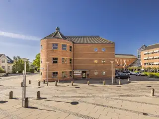 819 m² kontor med op til 55 arbejdspladser, nem tilgængelighed og parkering