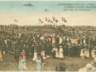 Dybbøl Banke 11. juli 1920. Dannebrog fra luften