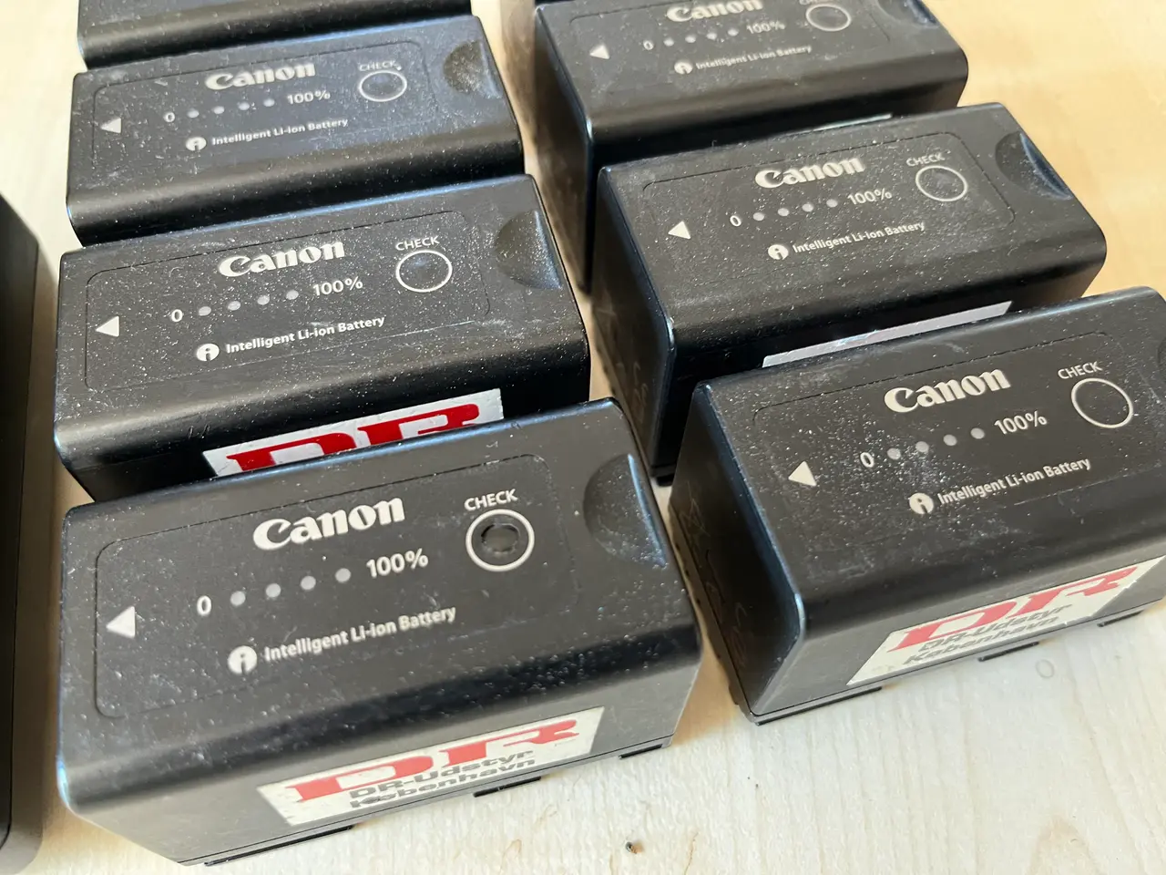 Billede 3 - Oplader og 8. Stk. Canon batterier