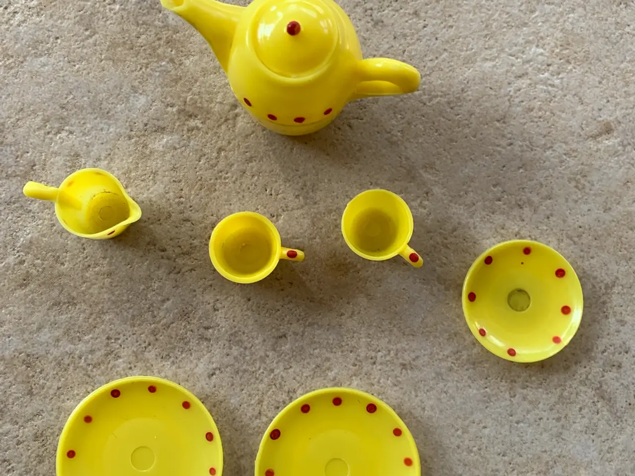 Billede 2 - Kaffestel i plastic til dukker