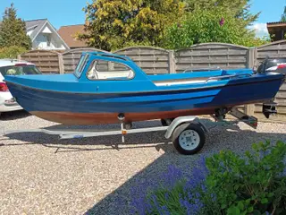 15 fod jolle med ratstyring, 15 hk suzuki, trailer