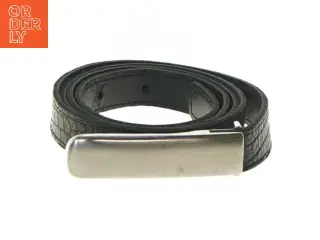 Sort læderbælte med metalspænde (str. 85 cm)