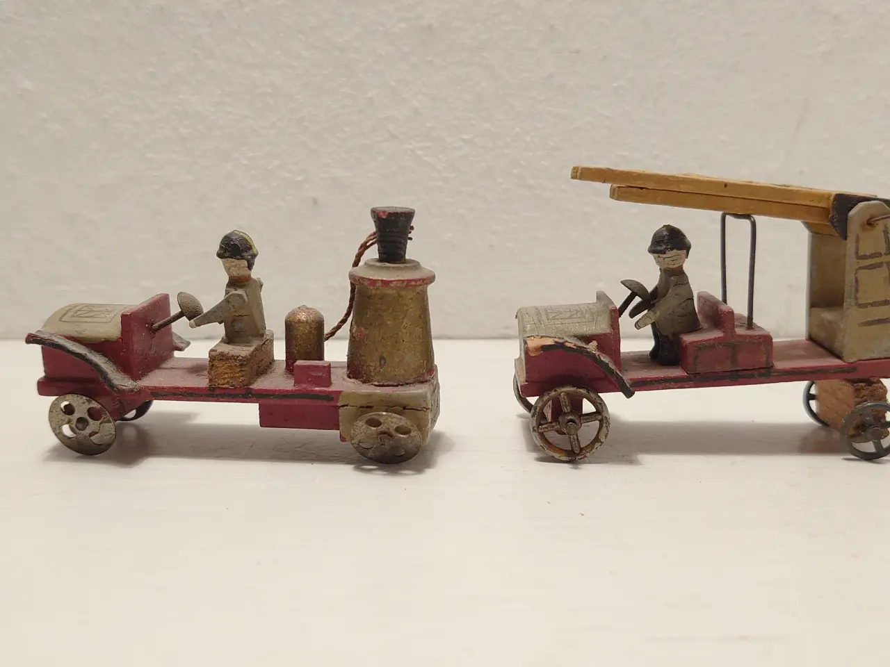Billede 1 - Erzgebirge:Stigevogn og brandsprøjte i træ.Ca.1920