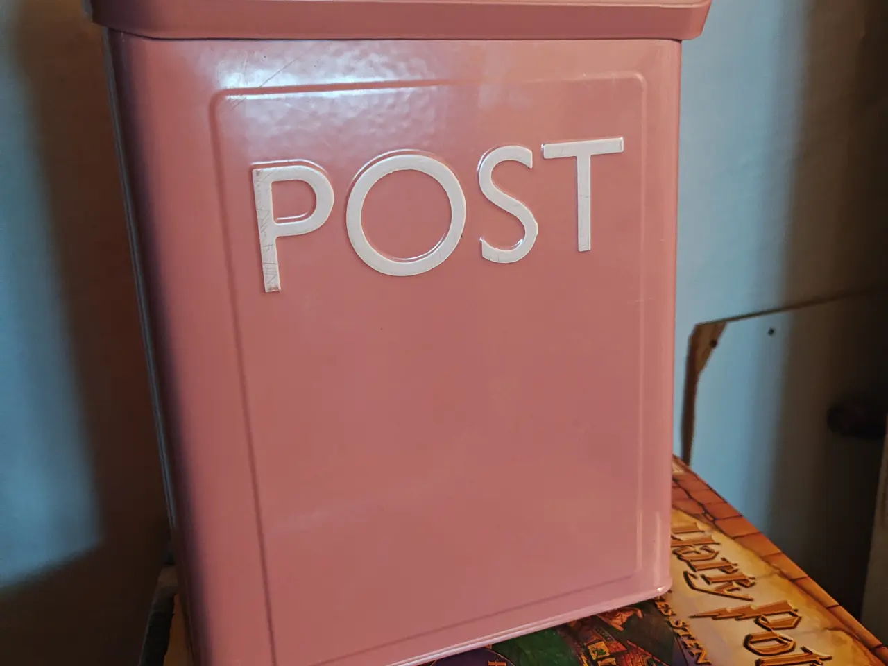 Billede 1 - Lyserød postkasse med vippelåg