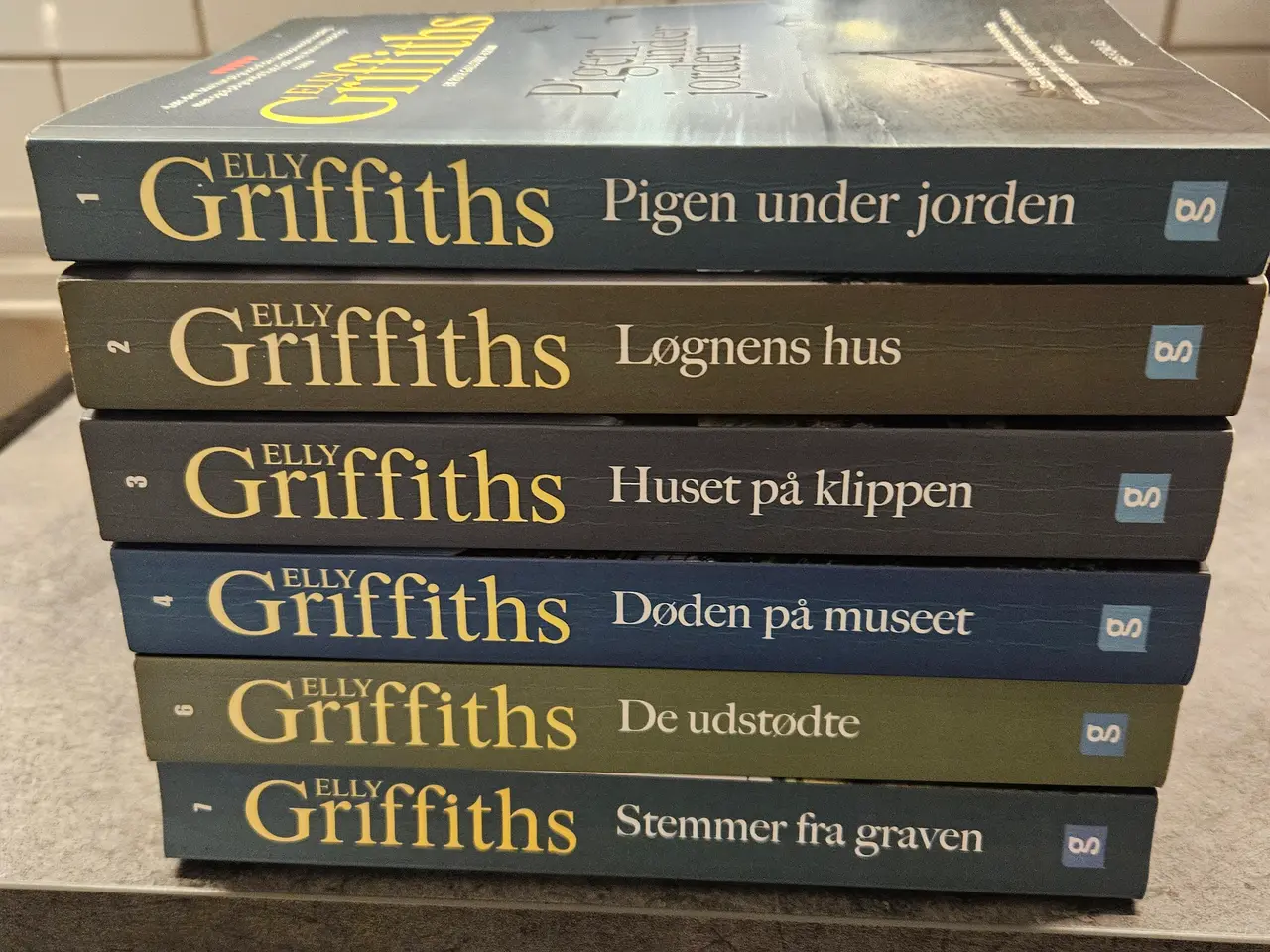 Billede 1 - Elly Griffiths