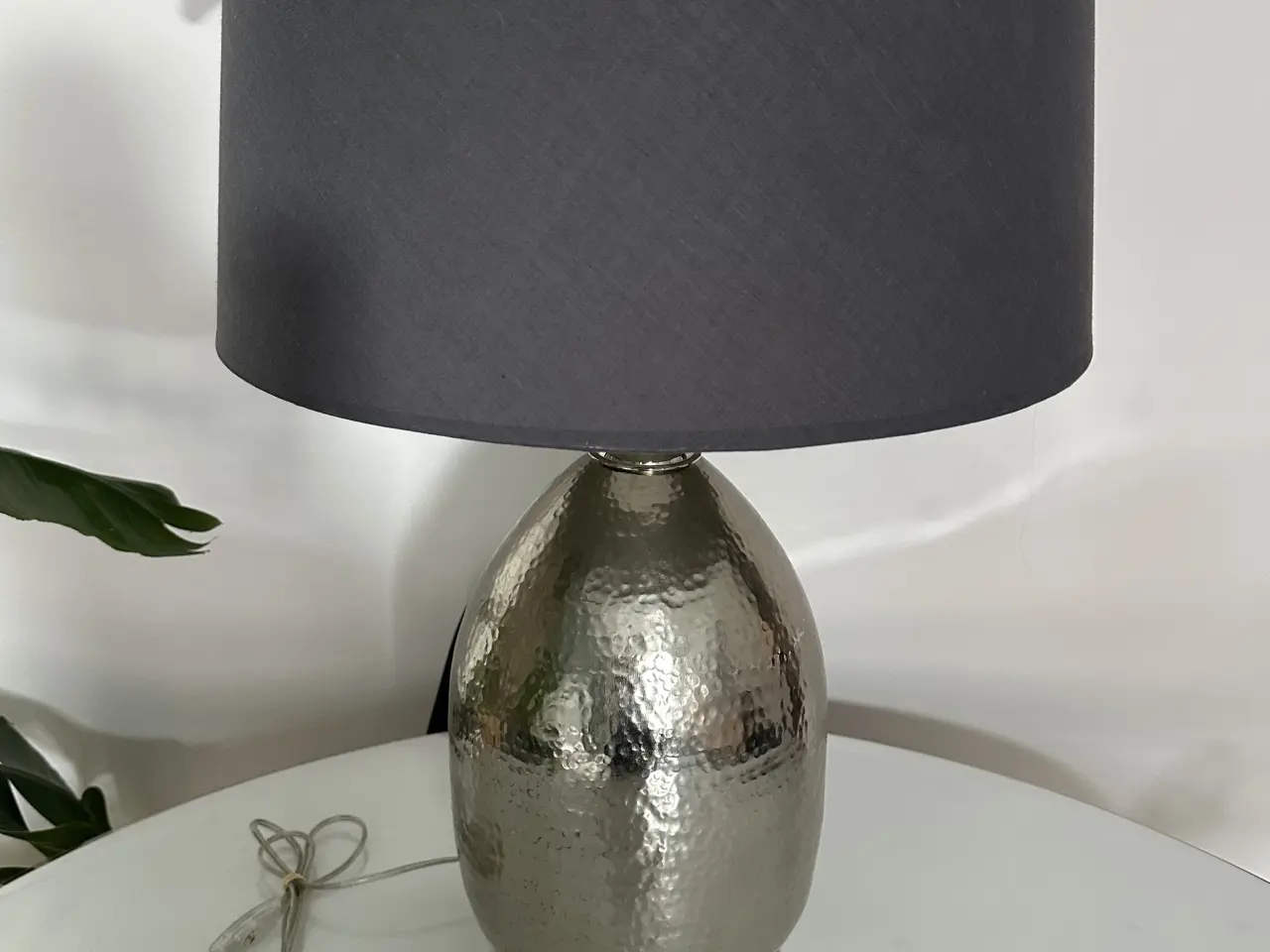 Billede 2 - Stor bordlampe i hammerslået metal.