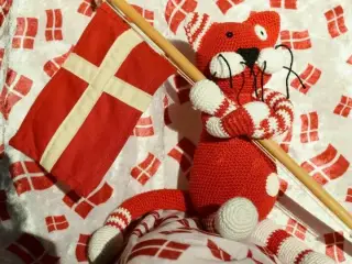 Hæklede Dannebrogs/fødselsdagskatte