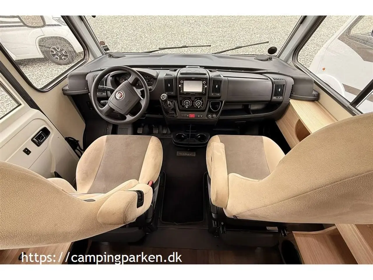 Billede 2 - 2019 - SunLight I 69 L Meget camper for pengene! Queens bed, markise, solceller, aircondition, cykelholder