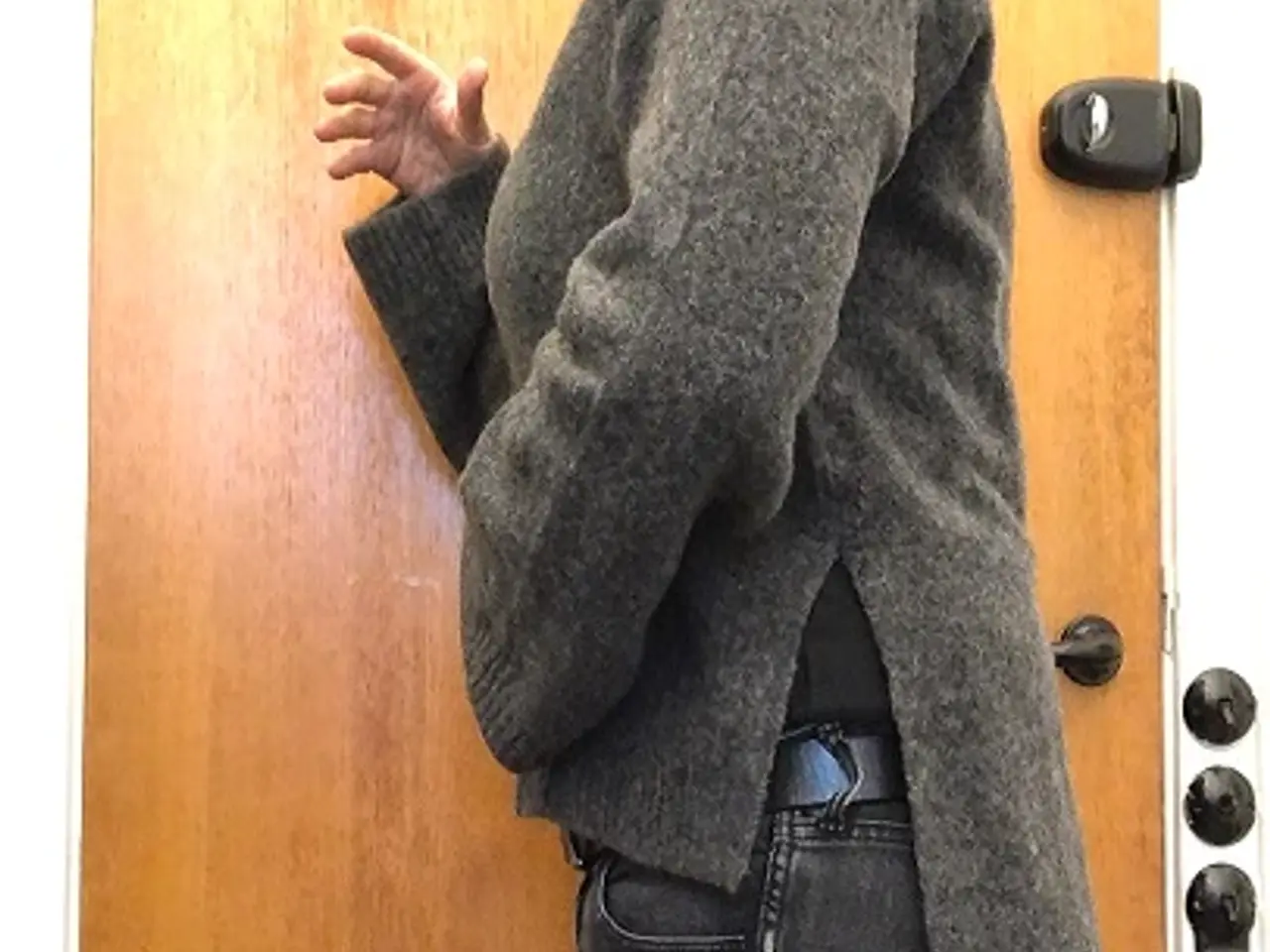 Billede 3 - LÆKKER SWEATER - mørkegrå - med GYLDNE STEN